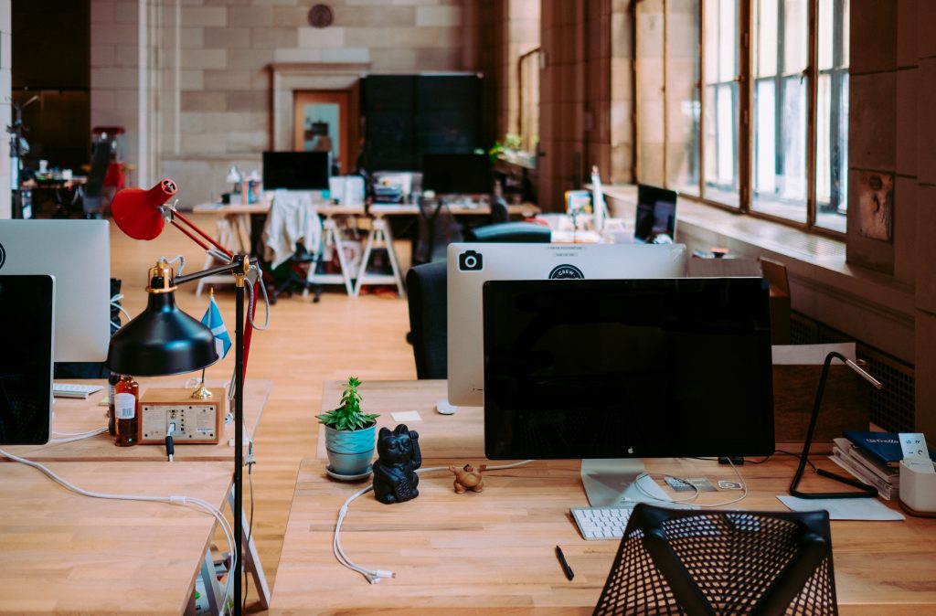 Salle de travail en commun avec bureaux en vis-à-vis