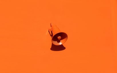 une megaphone orange sur un mur orange