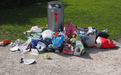 Poubelle qui déborde de déchets dans une entreprise