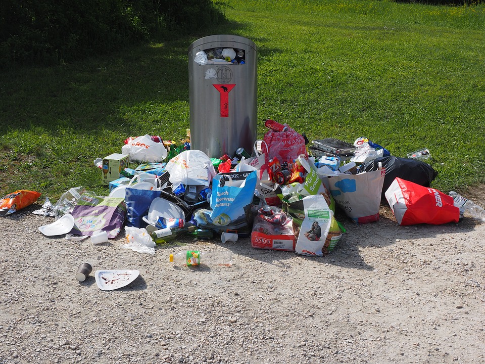 Poubelle qui déborde de déchets dans une entreprise