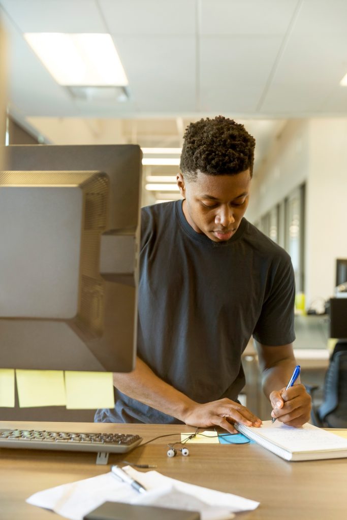 Un homme au travail