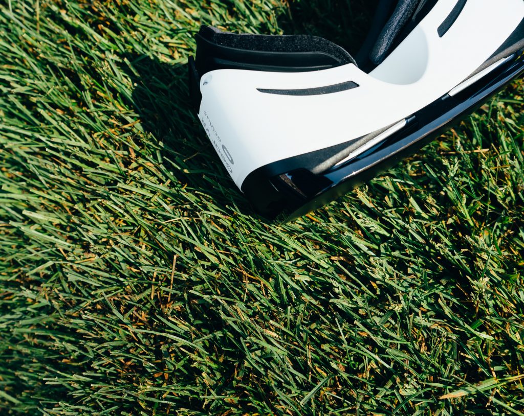 casque VR dans l'herbe