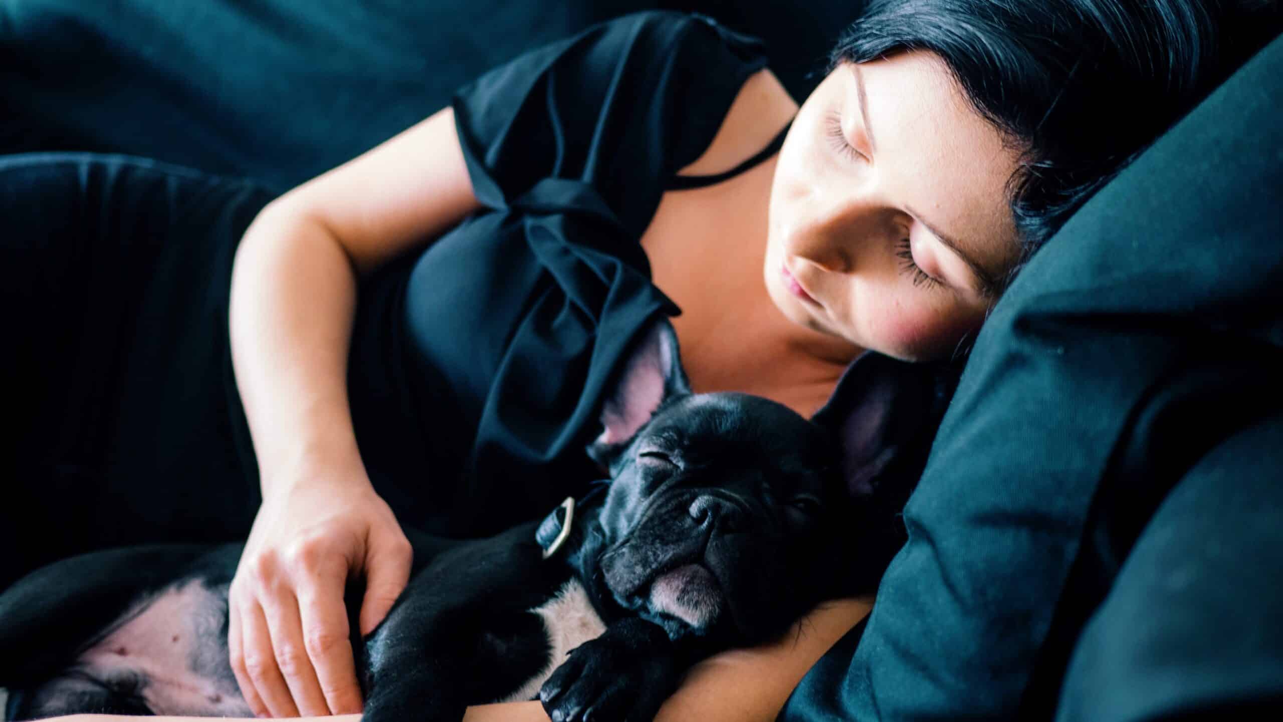 Un chien et sa maitresse endormis