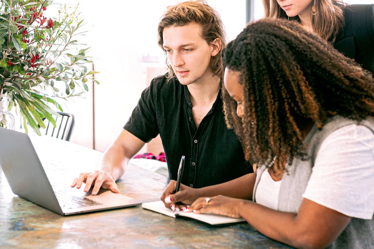 personnes qui regardent un écran d'ordinateur