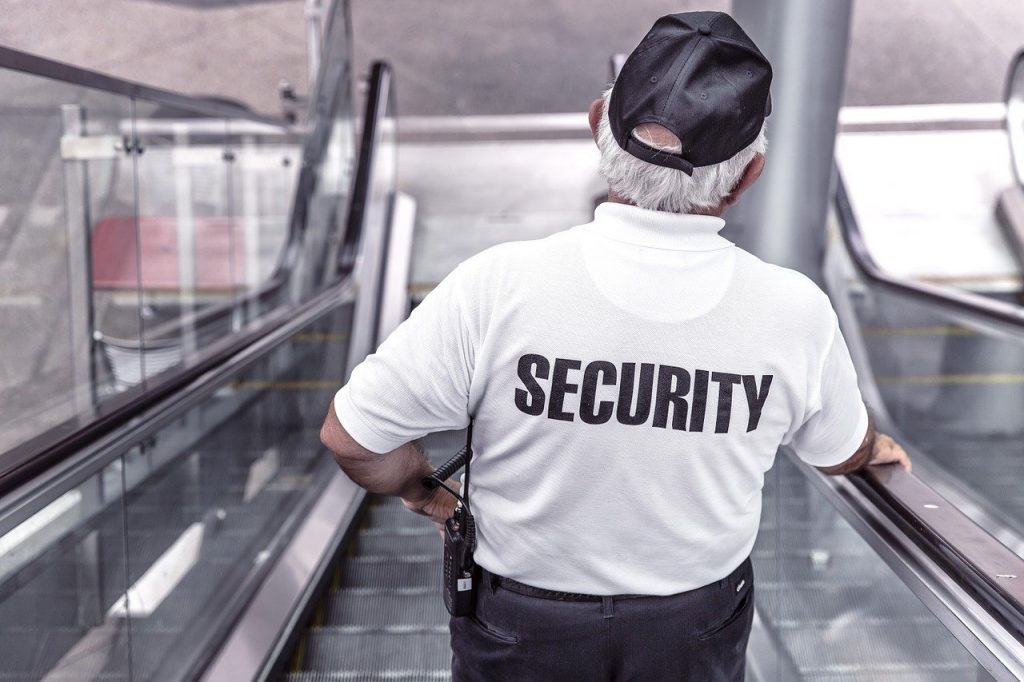 agent de sécurité dans un escalator